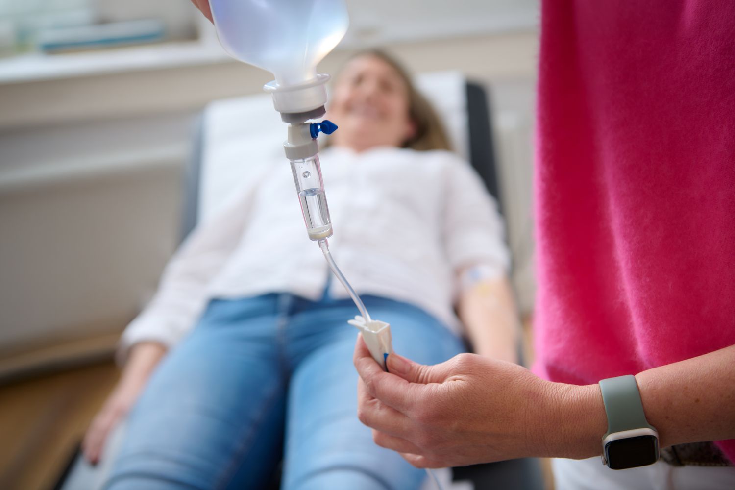 Patientin erhält eine Infusionstherapie im Behandlungsstuhl der Praxis